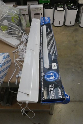 Lot 2279 - 3 1.2m utility lights