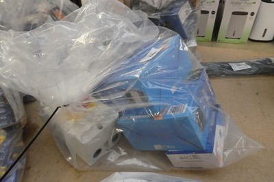 Lot 2290 - Bag containing smart items incl. Storm...