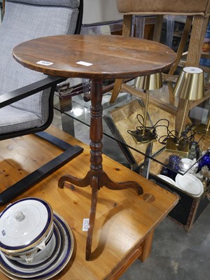 Lot 1539 - Mahogany single pedestal wine table