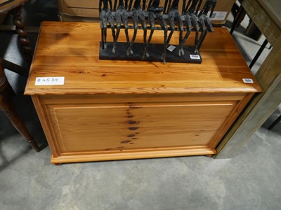 Lot 1557 - Pine blanket box