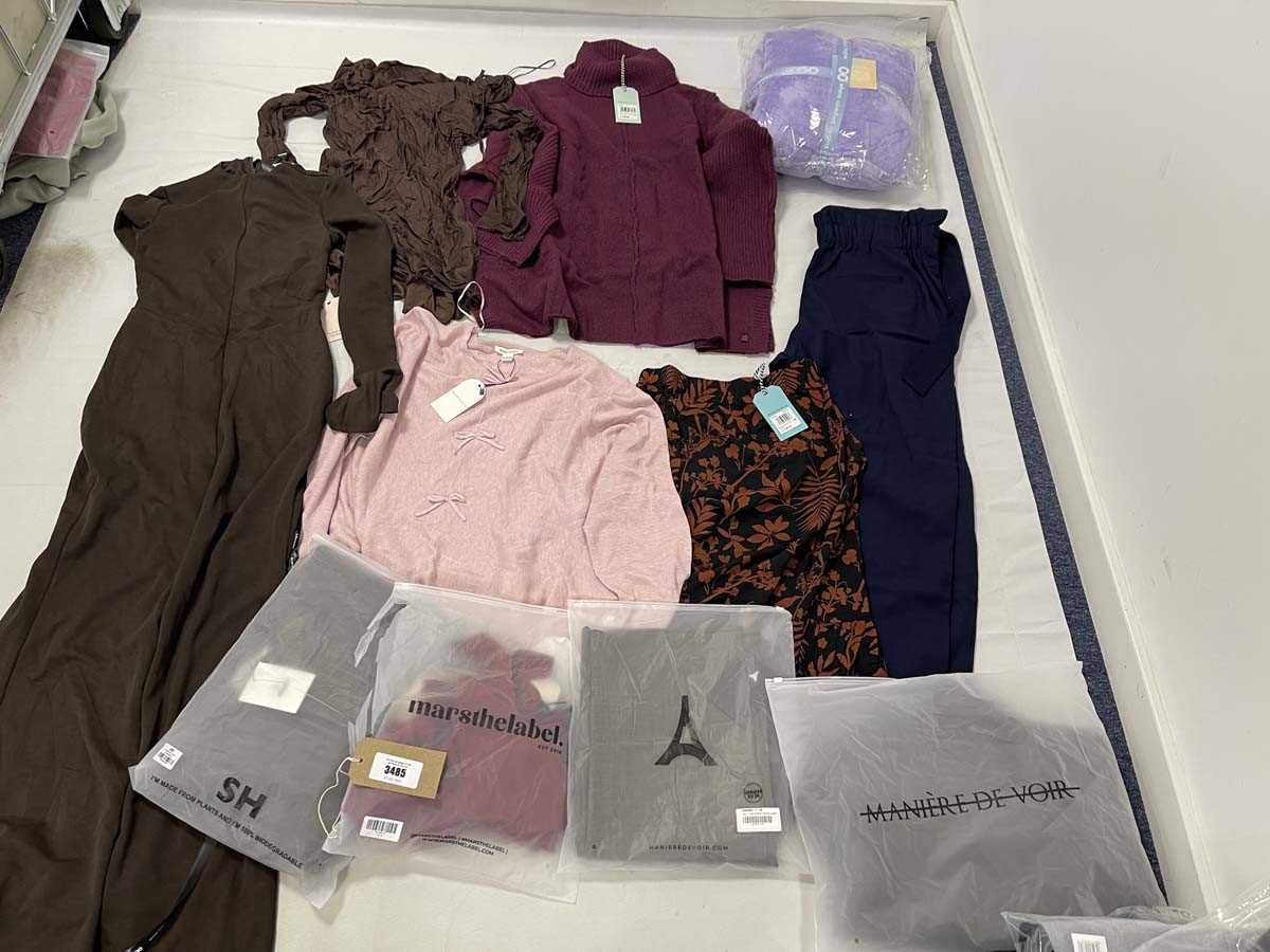 Lot Selection of clothing to include Oodie,...