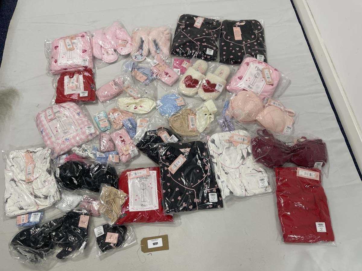 Lot Selection of Boux Avenue slippers, pyjamas,...