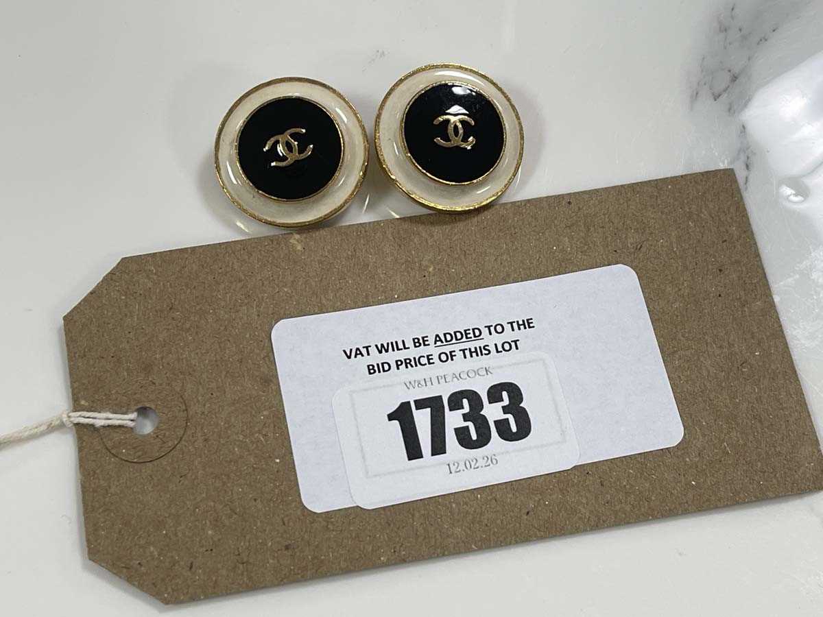 Lot Chanel Vintage CC logos black & white round...