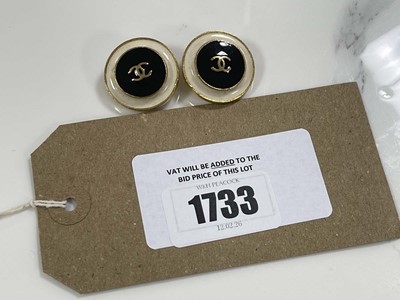 Lot Chanel Vintage CC logos black & white round...