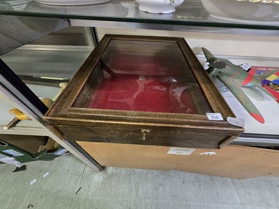 Lot 316 - A 20th century oak cased desk top display cabinet