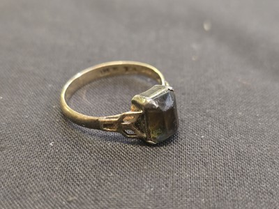 Lot 406 - A yellow metal and dark red stone ring marked 9ct
