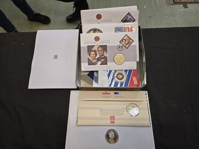 Lot 422 - A tin containing an assortment of collectable...