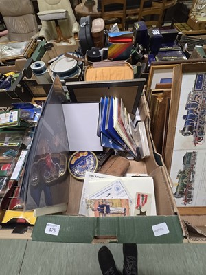 Lot 425 - A tray of collectables to include hip flask,...