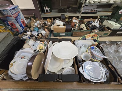 Lot 454 - Three trays of ceramic ware to include lidded...