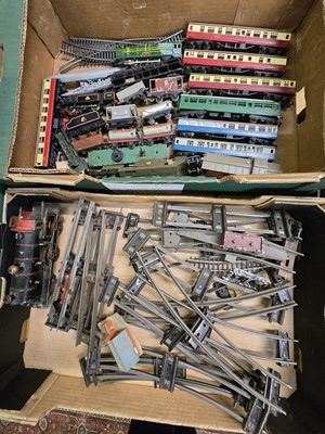 Lot 463 - Two trays of 00 gauge railway carriages and...