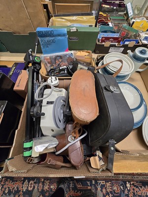 Lot 465 - A tray of cameras and accessories to include...