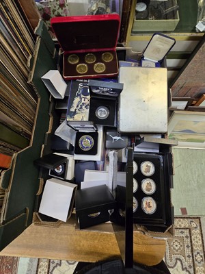 Lot 471 - A tray of cased and loose collector's...