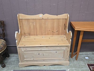 Lot 52 - A 20th century pine settle