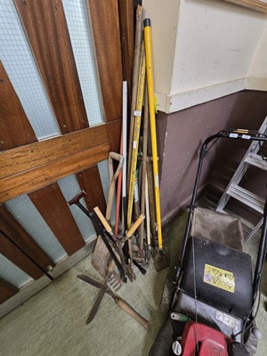 Lot 179 - A large assortment of long handled and other...
