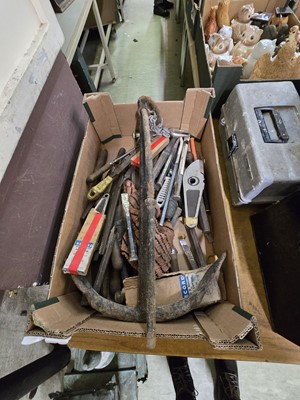 Lot 187 - A tray of mostly metalwork tools to include...