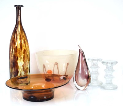 Lot 141 - A group of glass including a Mdina bottle vase,...